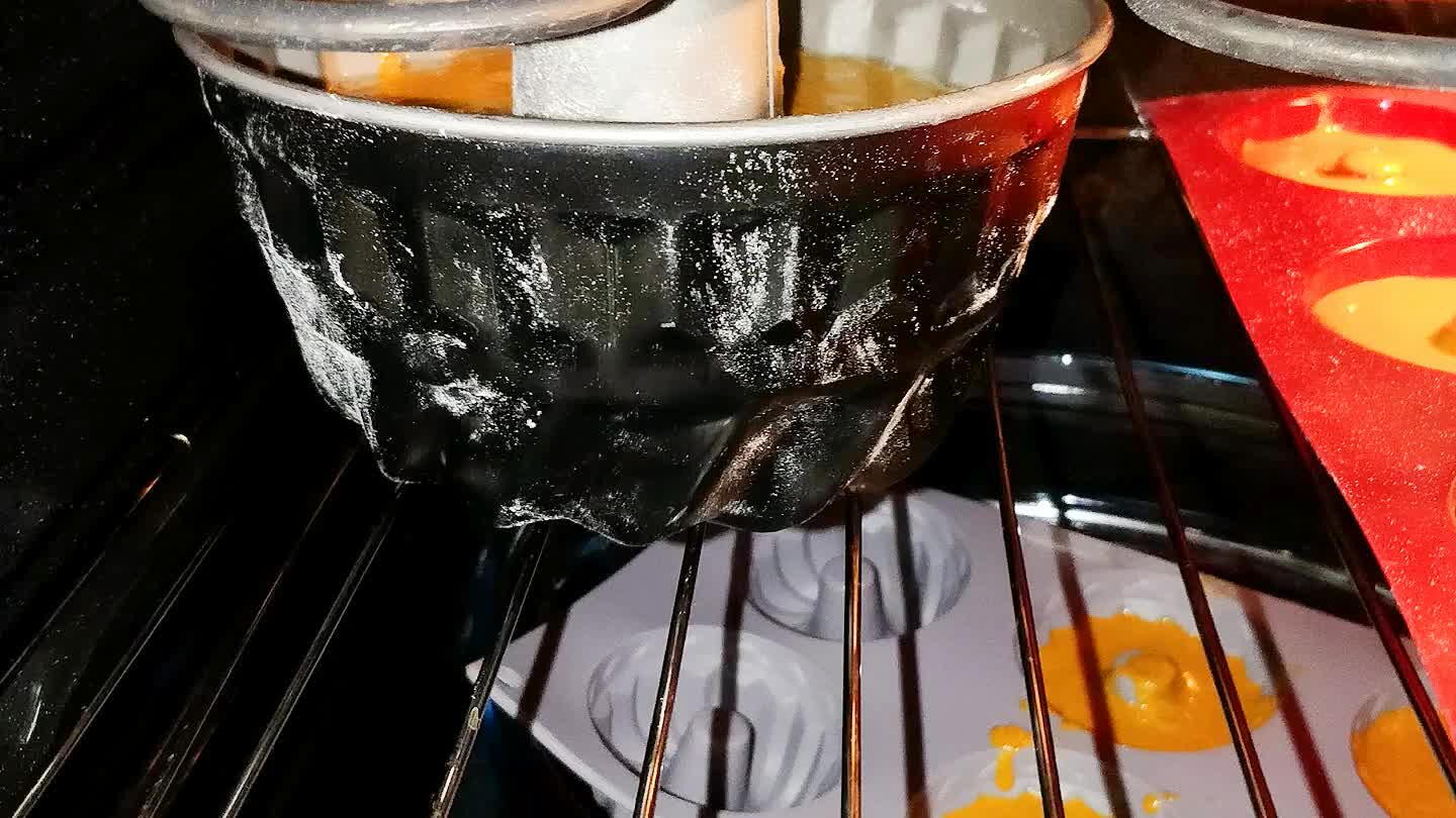 ene e togliere dallo stampo, poi servire con zucchero a velo o glassa di cioccolato bianco.