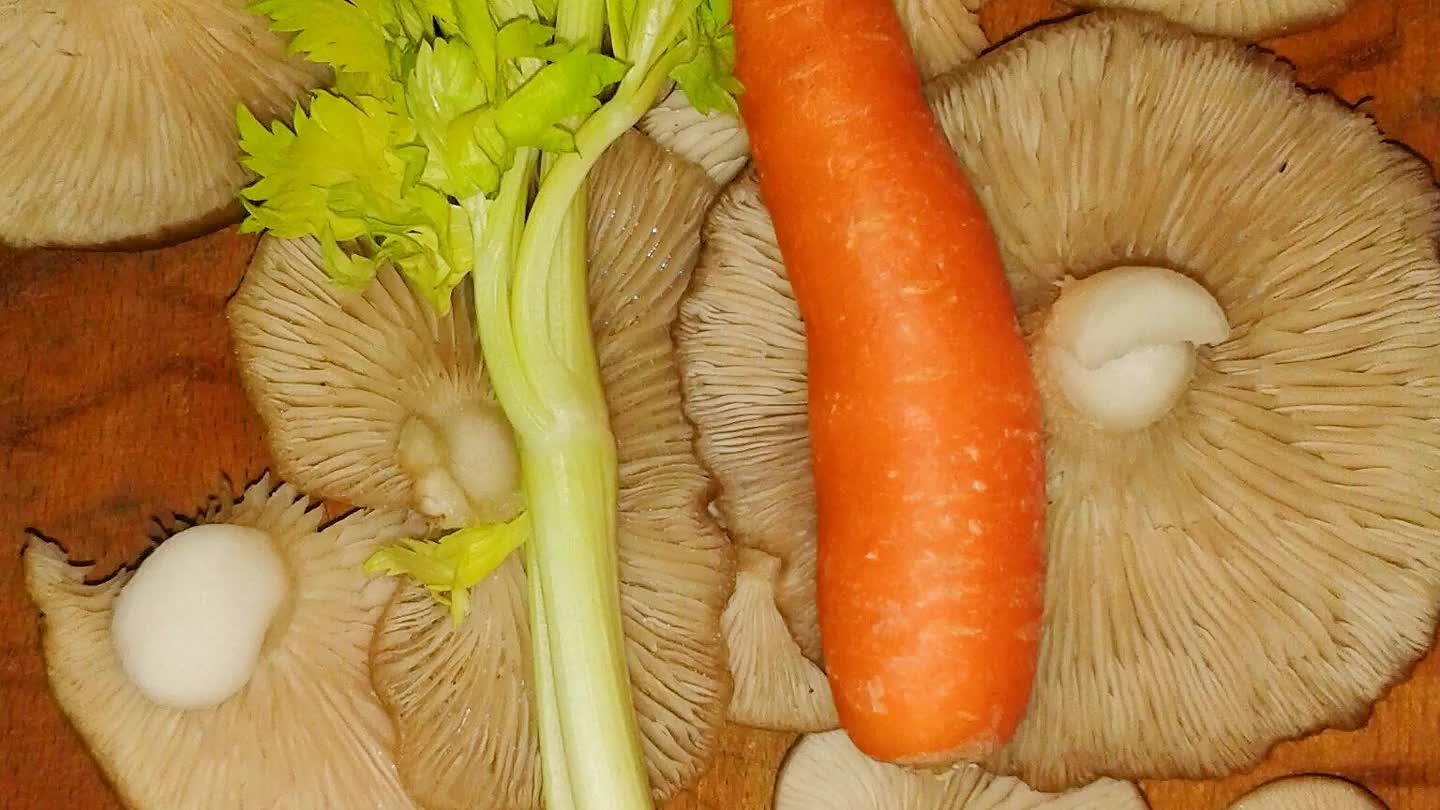 rota e il sedano ...preparare una padella con olio aglio e prezzemolo... aggiungere le carote