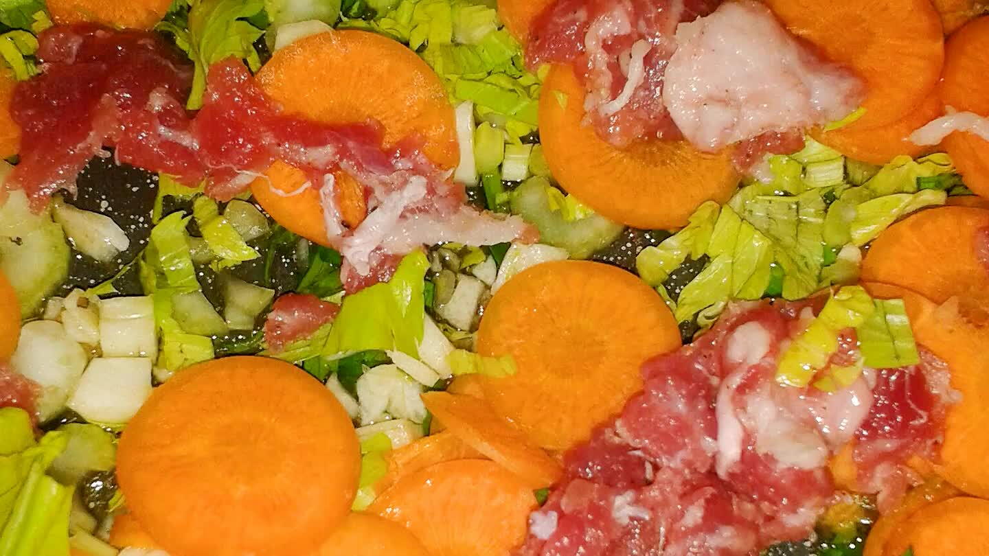 e cominciamo la cottura a fuoco medio ...nascondiamo dentro il miscuglio anche un bel peperoncino fatto in due o tre pezzetti...