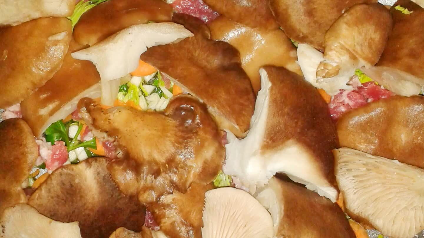 qua dai funghi ...una volta evaporata irrorate con del buon vino bianco...mescoliamo e lasciamo x altri 5 min.