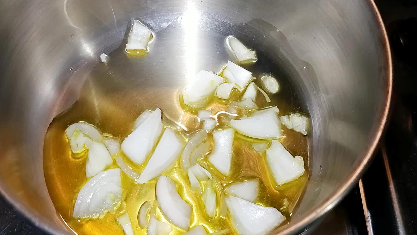 polla con olio e aggiungere dopo passata di pomodoro. Cuocere per 20 minuti a fuoco basso, Unanime volta cotto frullare con mixer ad immersione. Nel frattempo Accendere il forno a 180 gradi