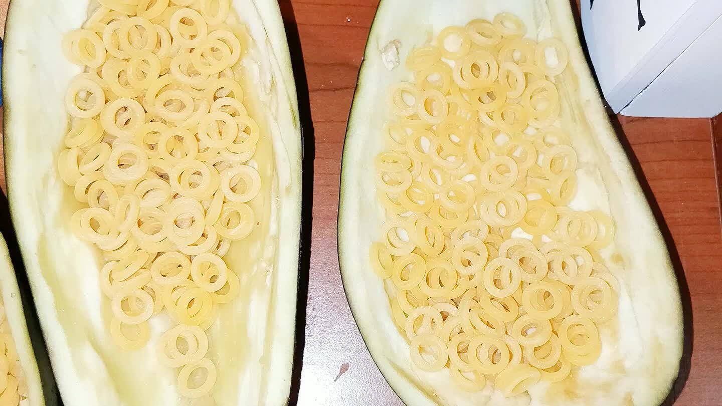 nare le melanzane con un pizzico di sale per 10 minuti. Fare a cubetti il cuore le melanzane