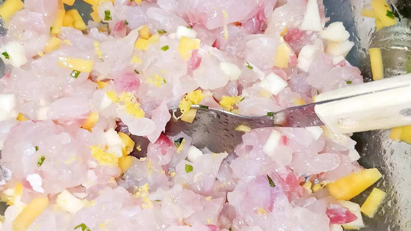 di mezza arancia e amalgamare tutto . Disporre le fette di arancia su un piatto. Poggiare su ogni arancia un coppa pasta e aiutandosi con un cucchiaino disporre il composto