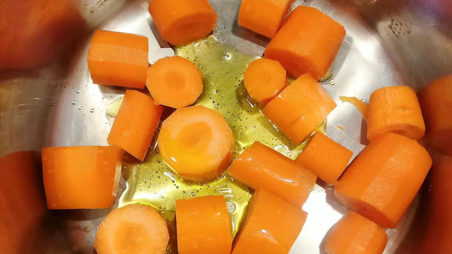 zanahorias y las dejo 5 min cocinandose antes de añadir la calabaza. Dejo cocinar todo junto otros 5-10 min.