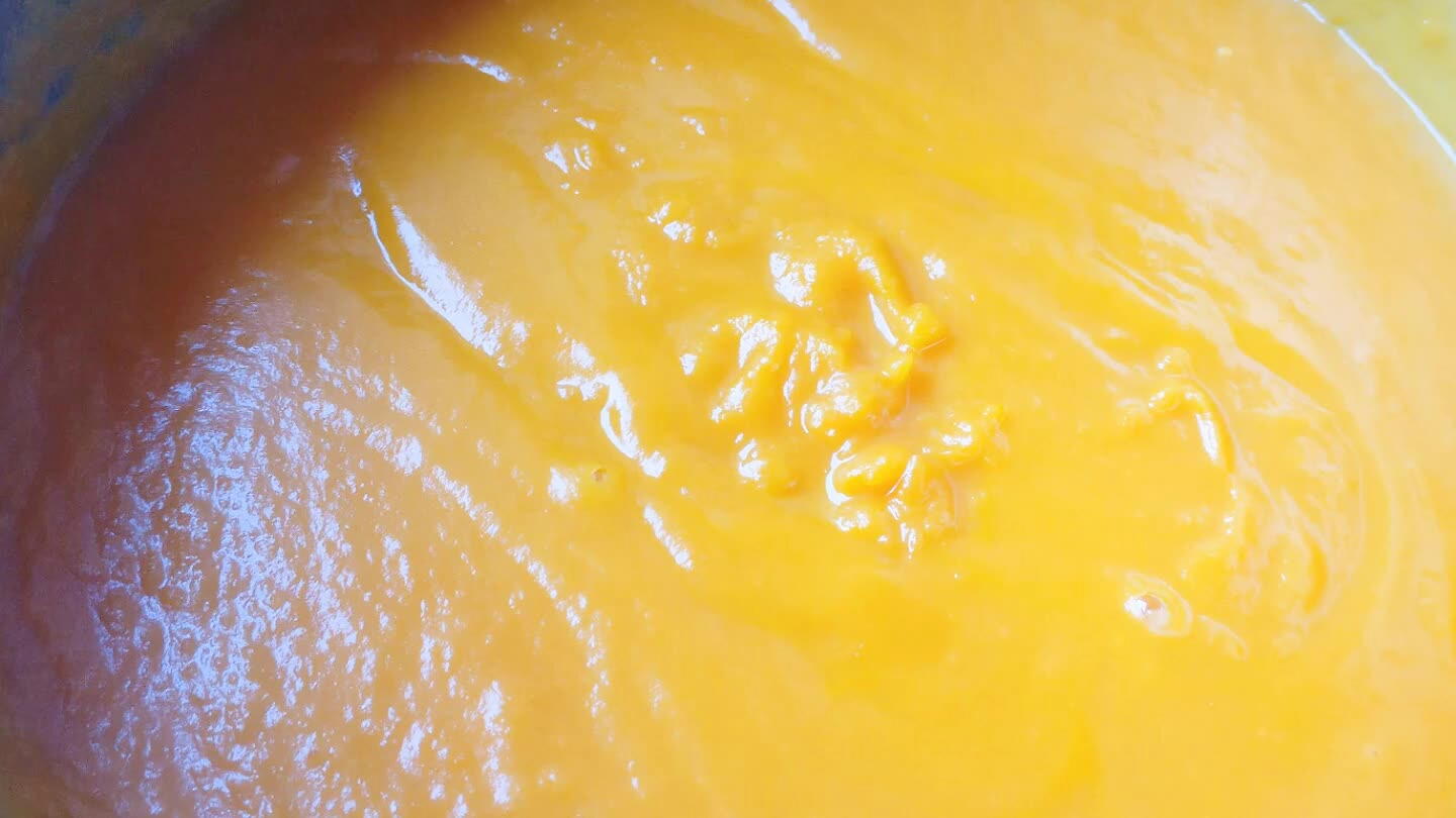 homogenea. Se prueba y se salpimenta a gusto. No olvideis que es una crema un poco dulce debido a la zanahoria. Si os parece muy espesa le podeis añadir un poco de agua o nata