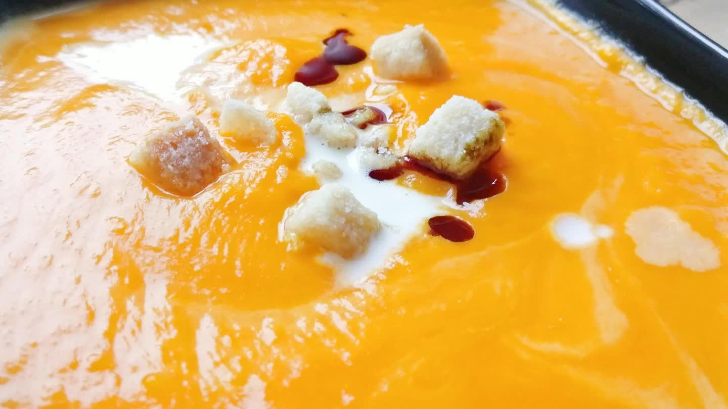 decoro con un poco de aceite de calabaza y croutons