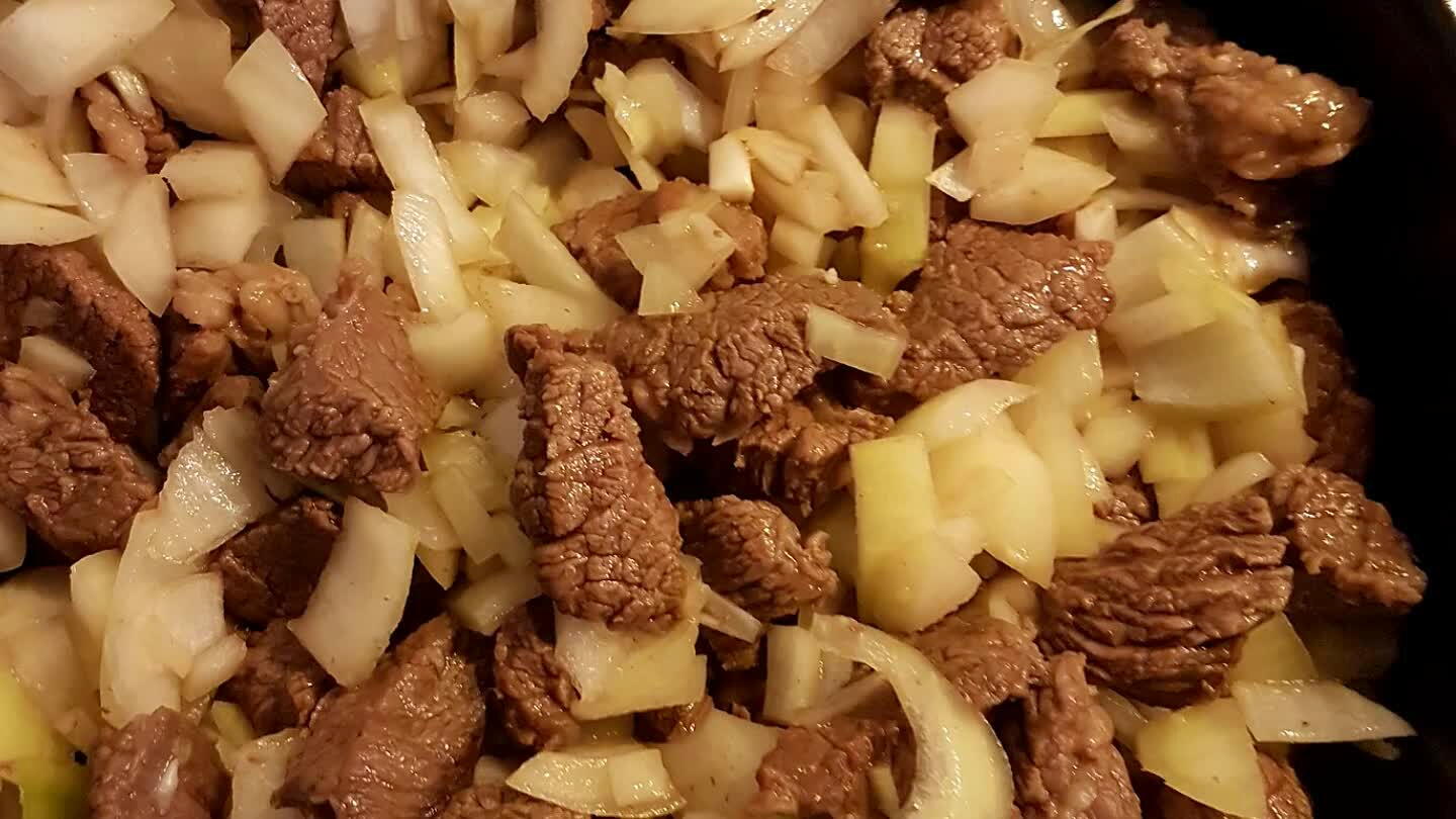 uiker erbij en roer goed om, bak het 2 minuten al roerend.Knijp de knoflookteentjes erbij.