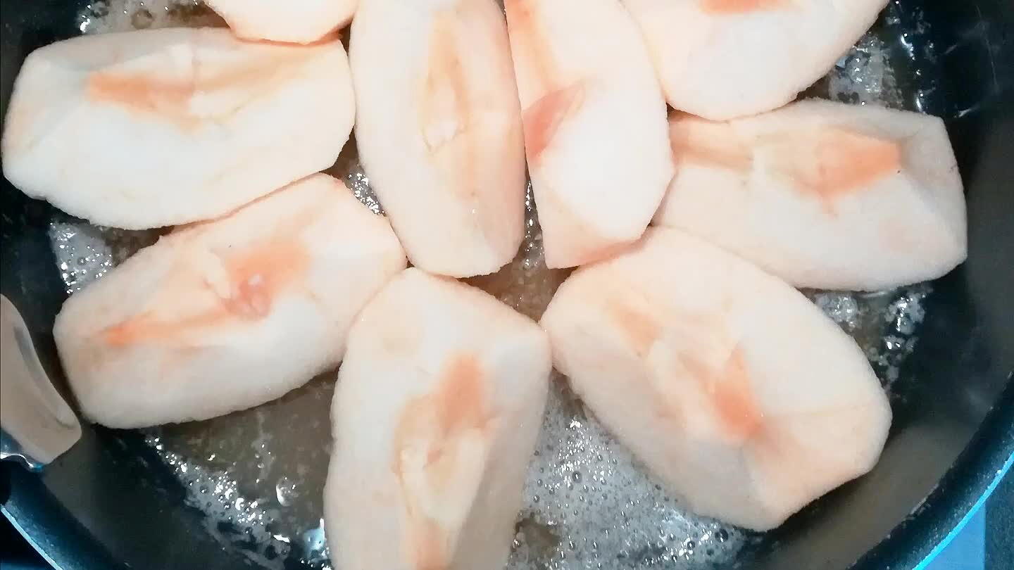uis, disposez une deuxième couche de pommes côté bombé au-dessus et laissez caraméliser 20 à 30 minutes sur un feu moyen.