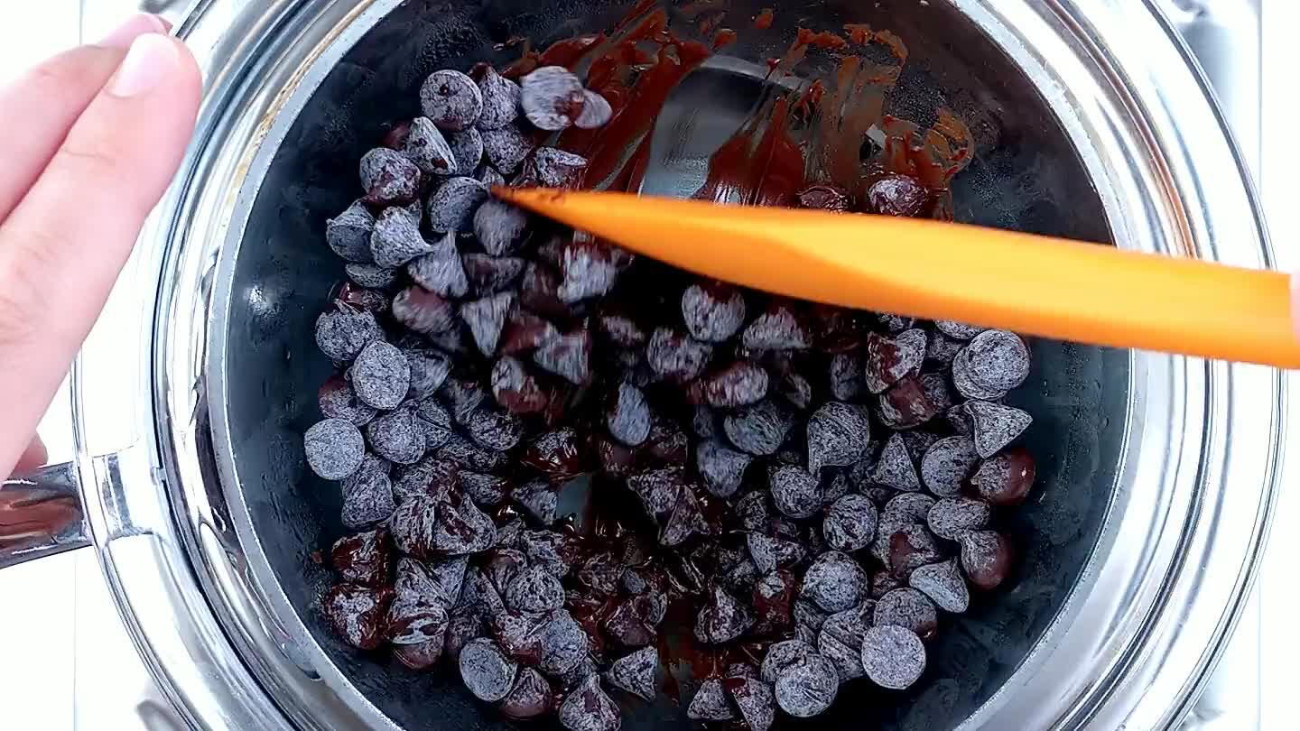 dark chocolate and stir well.
