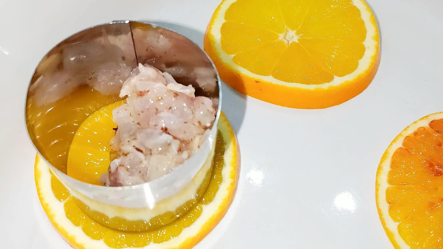 utandosi con un cucchiaino disporre la tartare schiacciandole bene. Togliere il coppa pasta e decorare con buccia tagliata a Julienne e pezzetti di cioccolata fondente