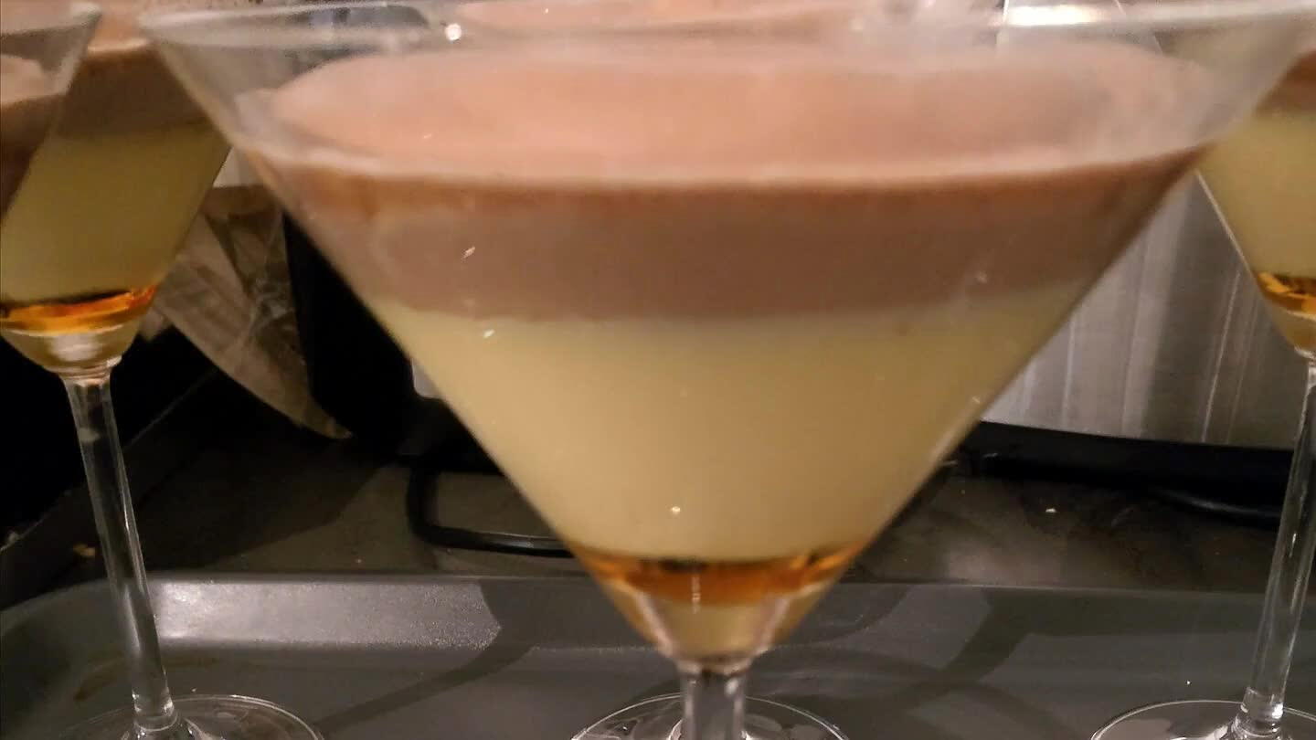 stencia dura ya sea a maquina o a mano, si la nata la metes 10min antes en el conjelador se montarán mucho mas fácilmente. Una vez montada mezclamos con la base de chocolate y el licor 43, mejor hacerlo con una espatula de silicona, mezclaz hasta que este homogeneo. Ya podemos repartirlo en las copas de cocktail. Reservar hasta que se vayan a comer en el frigorifico.