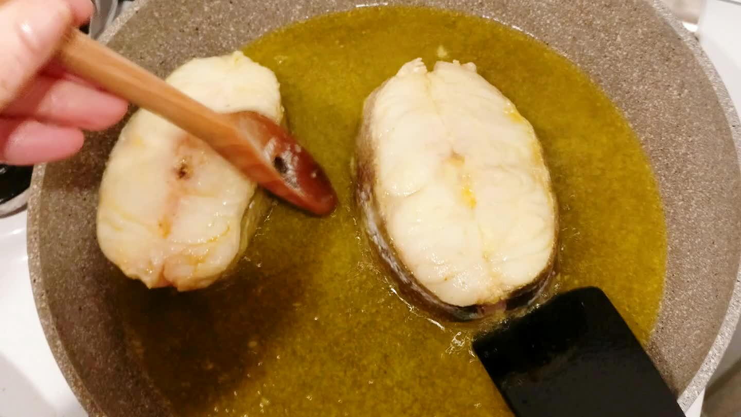 liente. Reservamos el pescado y lo colocamos en una paellera o una sarten muy ancha. Pasamos por el mismo aceite las gambas y las colocaremos con el pescado.