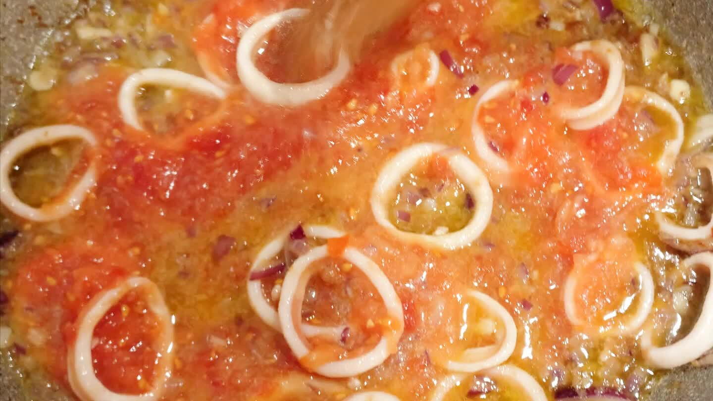 muy picaditos, sofreimos todo junto hasta que este bien pochadito. Añadimos la copa de jerez y esperamos hasta que el alcohol se haya evaporado. Añadimos los tomates tamizados. Cocinamos todo junto 10 min. Salpimentamos y añadimos un vaso de caldo de pescado. Dejamos cocinar a fuego lento hasta que los calamares esten blandos, aproximadamente 20min. Separamos los calamares con el pescado y gambas. La salsa la trituramos.