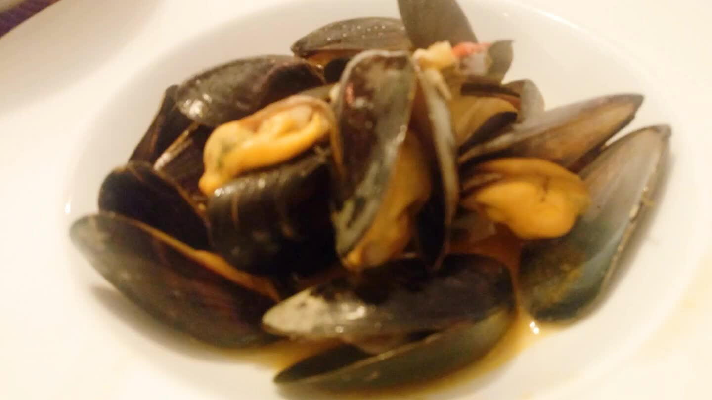 ente añadimos los moluscos frescos, tapamos y a los 3 min removemos, volvemos a tapar y dejamos un min. Separamos los mejillones y el caldo lo añadimos a la salsa anterior.