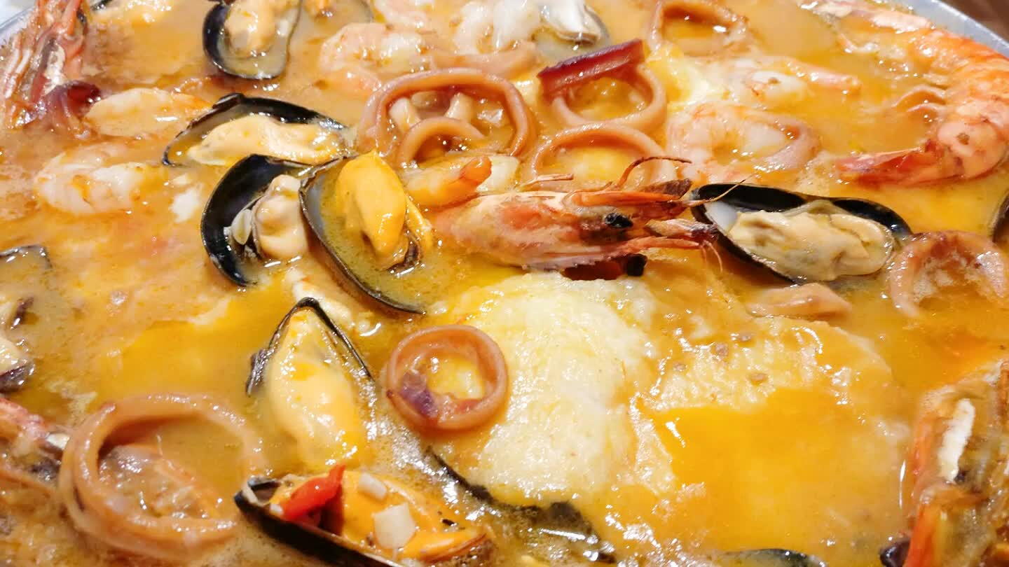 guindilla. Añadimos a la salsa, esta la distribuimos con el pescado en la sarten o paellera. Dejamos cocer a fuego fuerte 5 min y luego 15min a 140° en el horno previamente precalentado.
