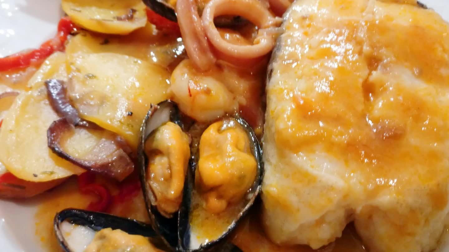 calamares y salsa. Como acompañamiento yo le puse patatas panadera