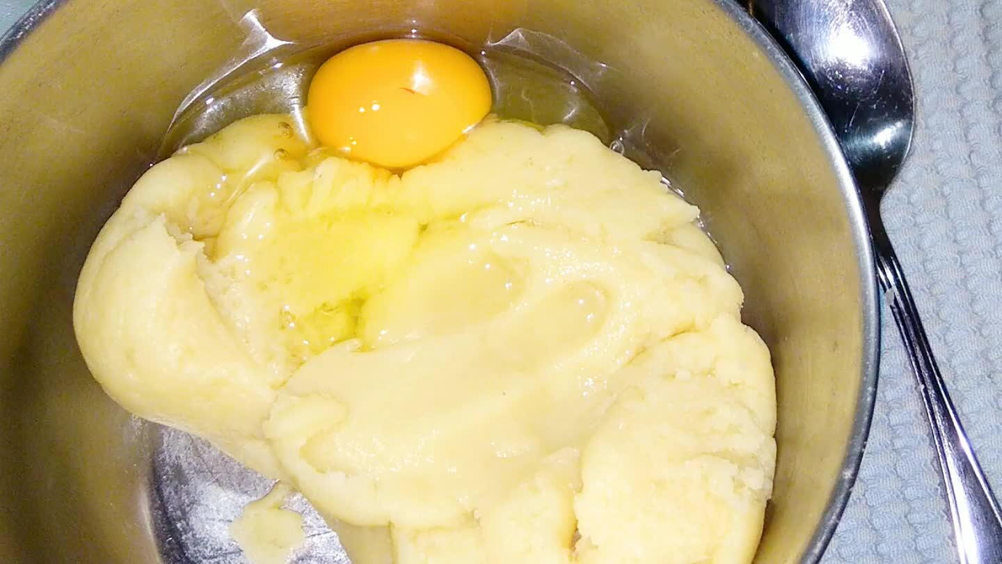 За это время тесто остынет для яиц. Яйца вводим по одному, каждый раз тщательно, но быстро вымешивая тесто. !!!Яйца должны быть комнатной температуры!!!