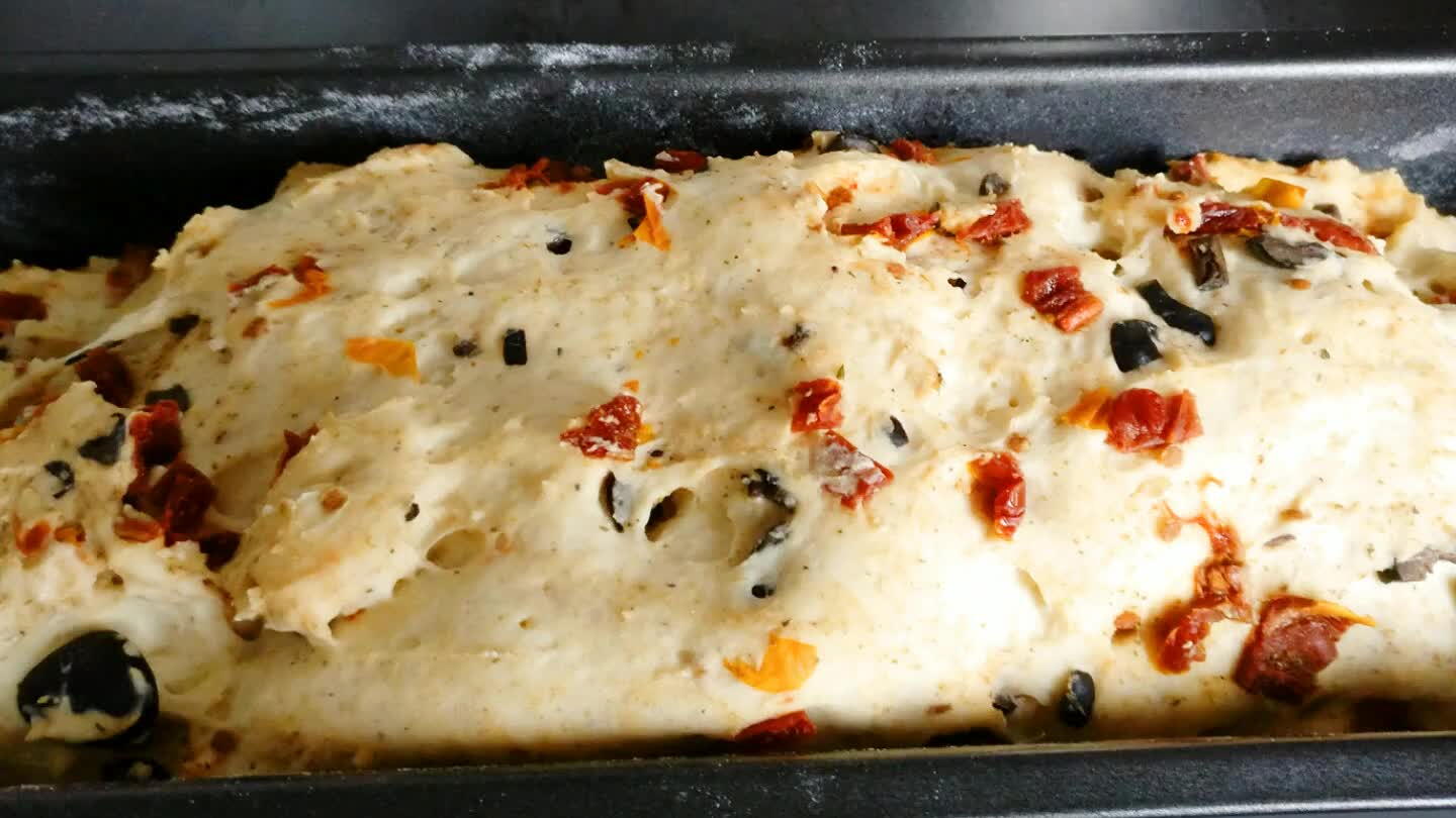 al doble mas o menos intriducimos el molde en el horno unos 55-60min a 180°. Pinchar con un palillo para comprobar que esta hecho, si sale humedo necesitará un poco mas de tiempo.