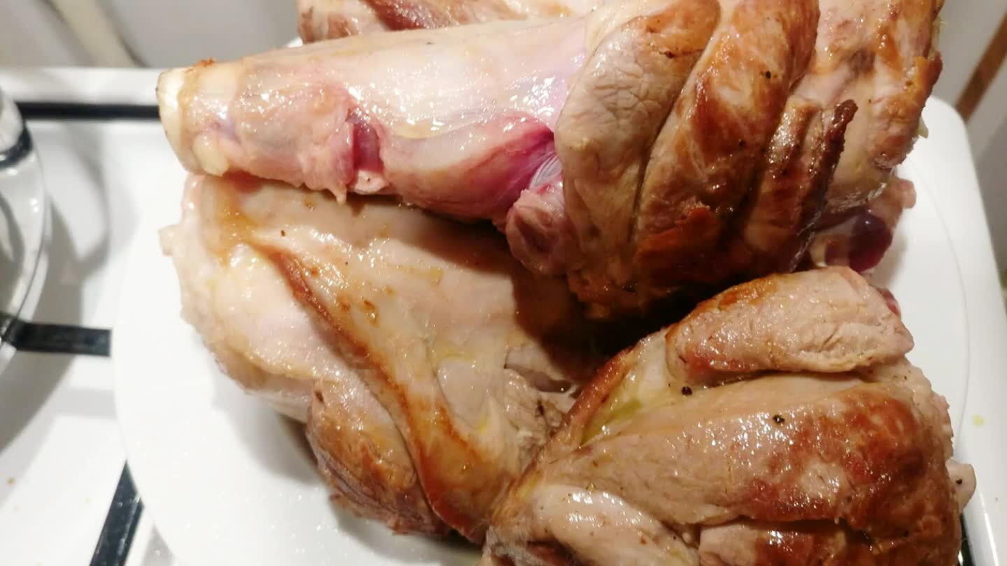 hogamos primero la cebolla, ajos y pimiento, cuando este a rehogado añadimos la zanahoria y hacemos todo junto 5 min a fuego medio