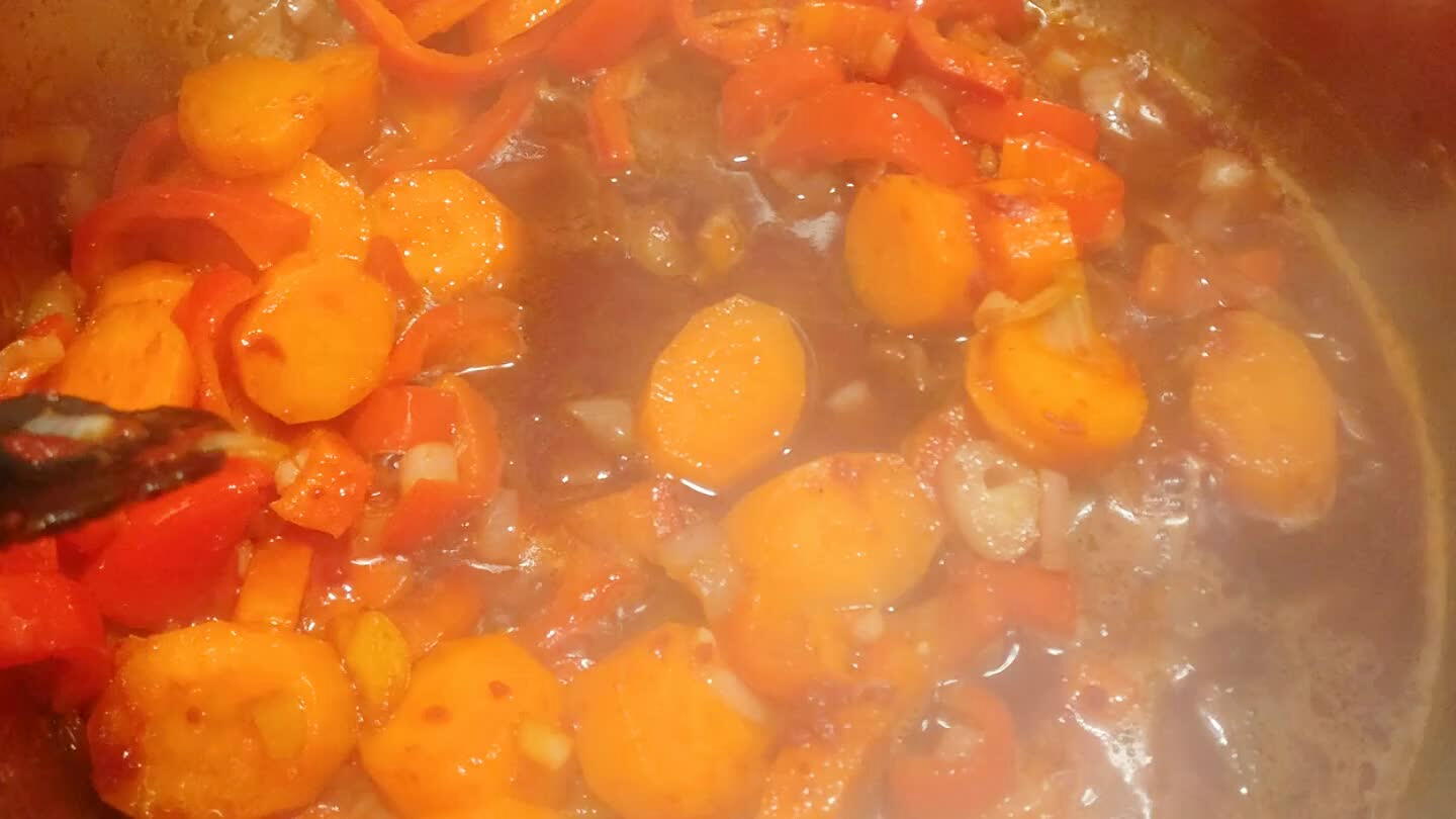 ntrado de tomate, cocemos hasta que el alcohol se evapore, luego añadimos aproximadamente un 3/4 de litro de caldo de carne (ya caliente) e incorporamos la carne previamente sellada. Añadimos laurel, romero, los clavos de olor. Dejamos cocer todo junto a fuego medio unas 2 horas