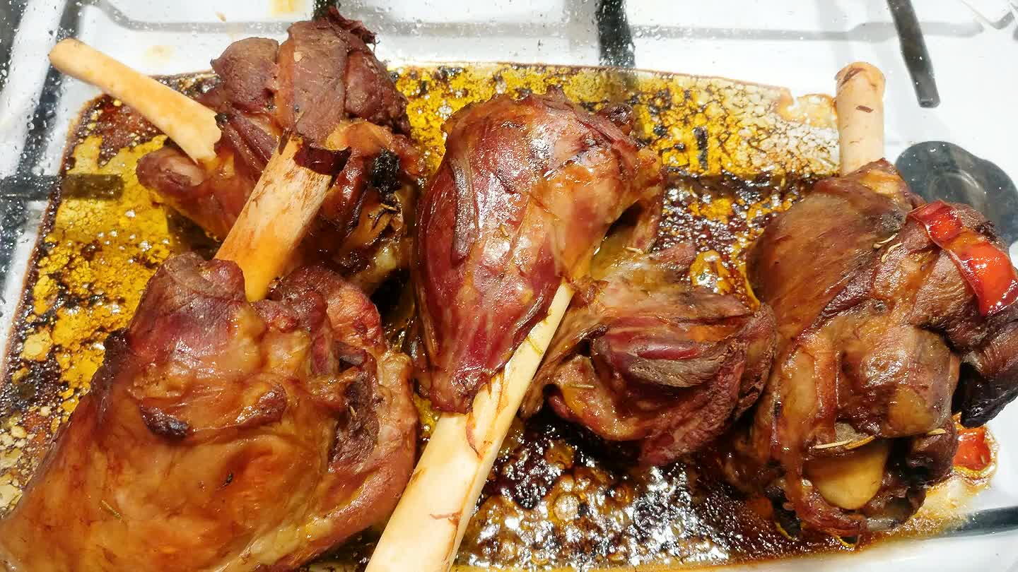 horno debe estar previamente caliente. De la salsa restante sacamos las hierbas y trituramos, le añadimos champiñones frescos laminados y dejamos que la salsa reduzca, Typ muevela de vez en cuando para que la salsa no se pegue.