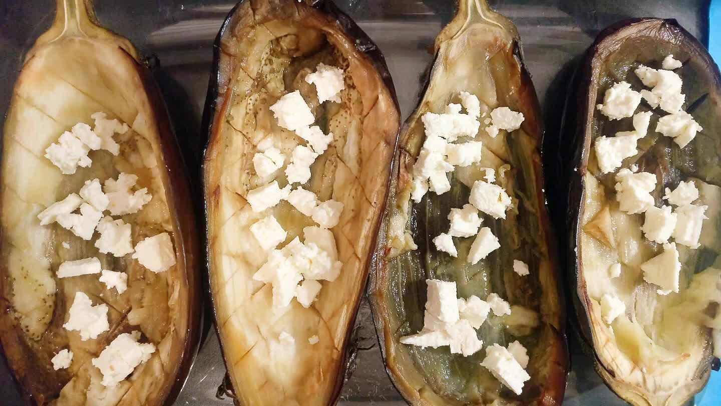 cen unos cortes profundos sin llegar a atravesar la piel y se le echa un poco de sal. Para poder separar la carne de se puede hacer al horno unos 30 min o en la sarten, yo prefiero hacerlo en la sarten con un poco de aceite, hasta que la carne este blandita unos 15 min de cada lado y tapandonlo. Cuando, este blanda apartar y con una cuchara sacar la carne de la berenjena. Dejando unos 5-8mm de pegada a la piel.