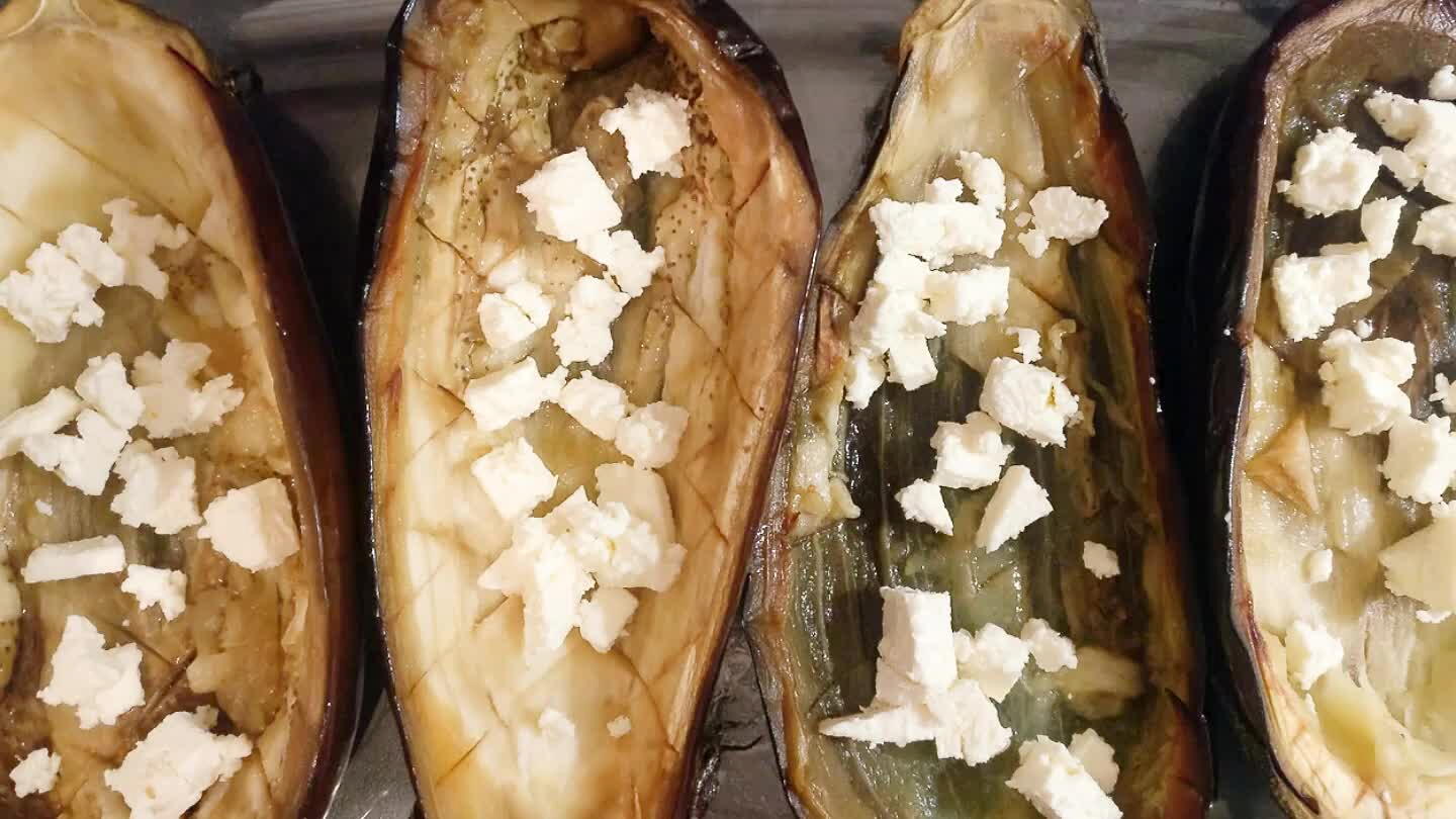 cen unos cortes profundos sin llegar a atravesar la piel y se le echa un poco de sal. Para poder separar la carne de se puede hacer al horno unos 30 min o en la sarten, yo prefiero hacerlo en la sarten con un poco de aceite, hasta que la carne este blandita unos 15 min de cada lado y tapandonlo. Cuando, este blanda apartar y con una cuchara sacar la carne de la berenjena. Dejando unos 5-8mm de pegada a la piel.