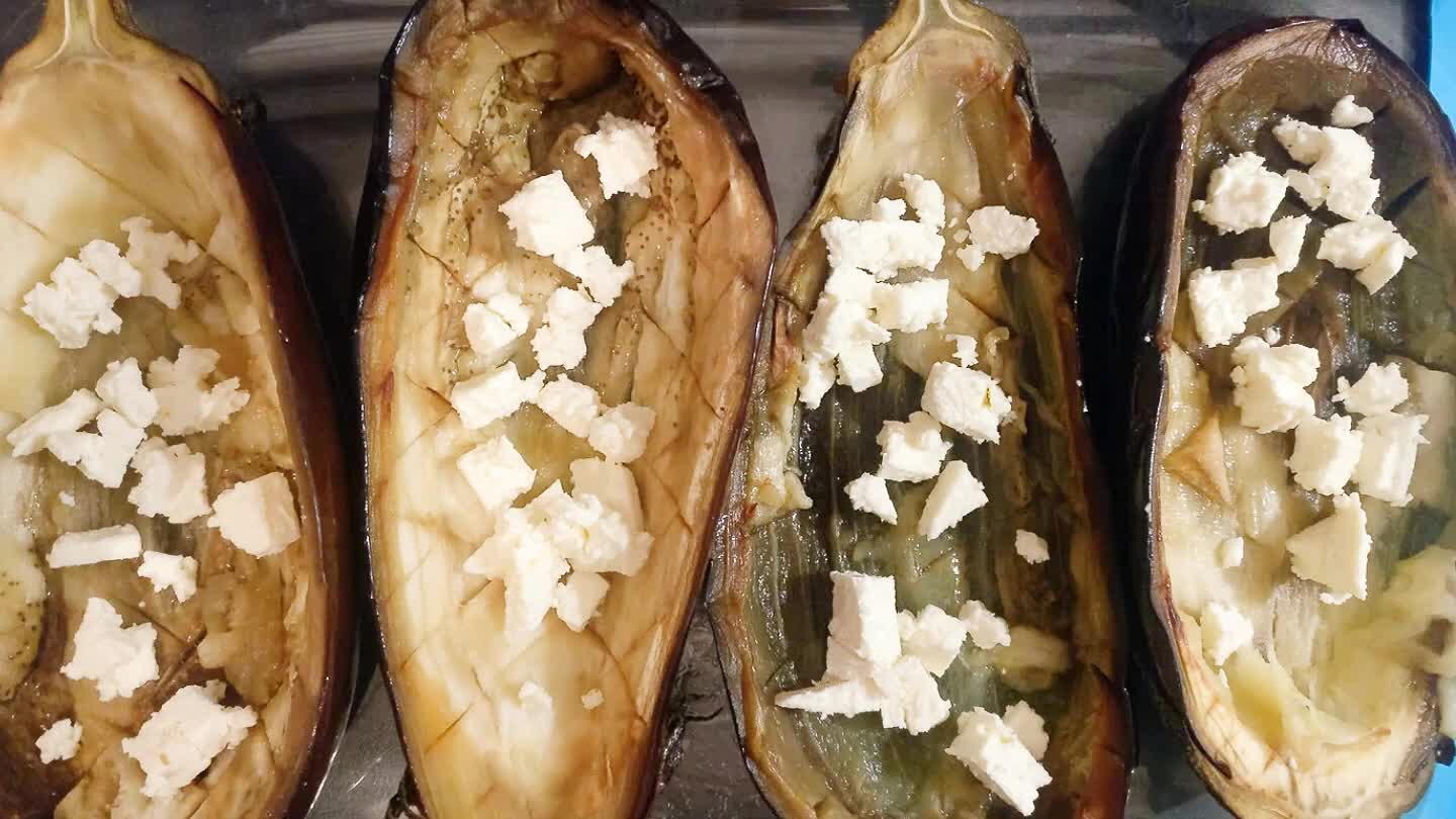 o feta, rellenamos con la carne y colocamos el queso mozarela arriba. Metemos al horno 15 min, luego gratinados hasta que el queso esté doradito.