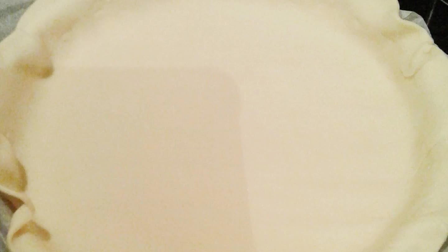 a pâte avec une fourchette et couper le contour à l'aide d'un couteau.