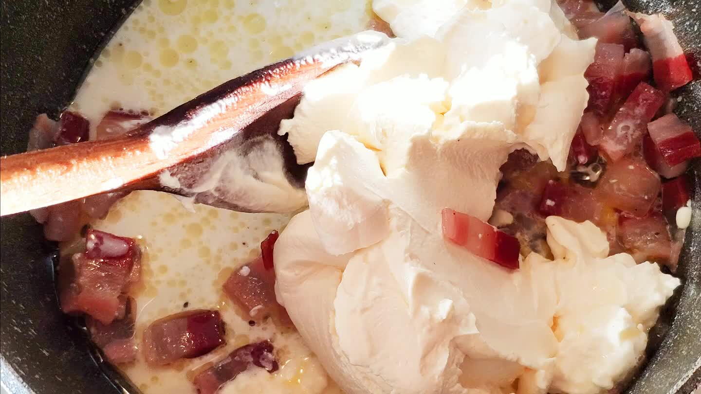 minuto. Insaporire con sale, pepe e curcuma.