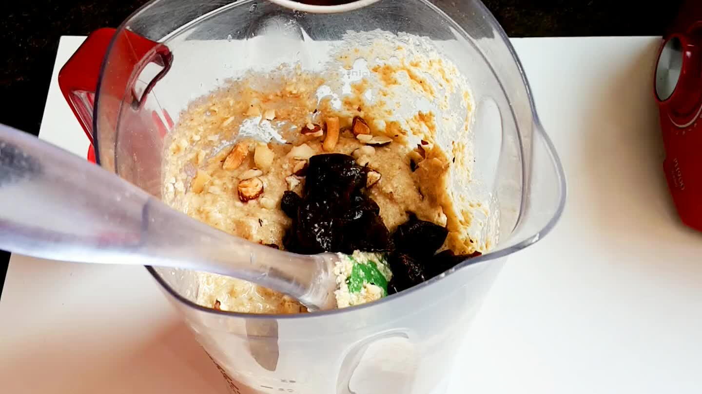 colher rasa de fermento, untar a forma com óleo, salpique aveia e leve ao forno a 180° por 30 minutos ou até cozinhar, na dúvida espete um palito para ver se está assado..
