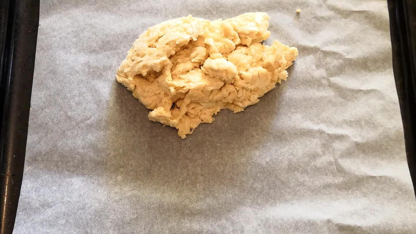 fino ad ottenere un impasto compatto seppur risulterà appiccicoso.