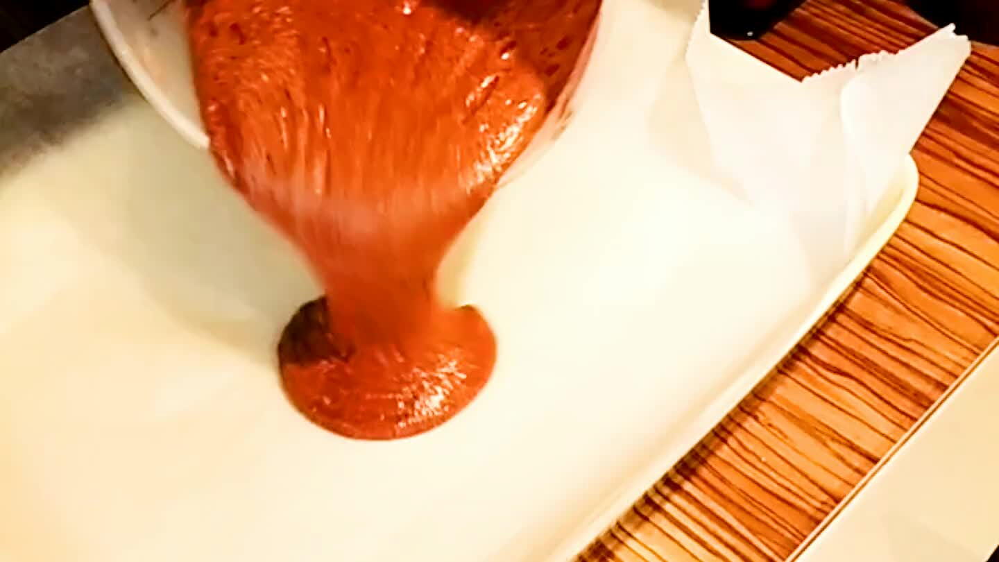 e v předehřáté troubě na 170°C asi 15-20 minut. Jestli je těsto upečené vyzkoušíme zapíchnout špejli - měla by zůstal suchá.