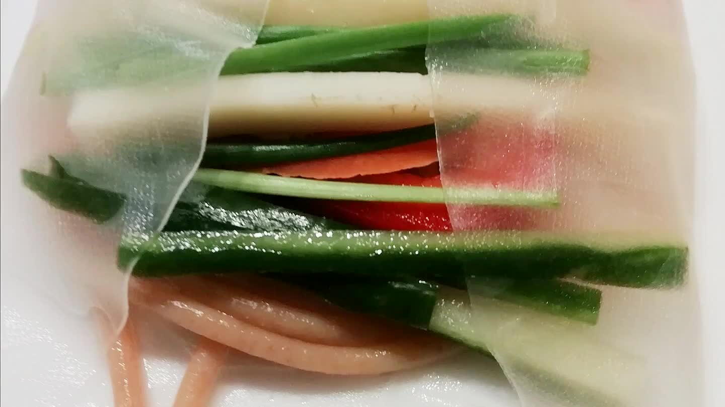 dziesz ulubione składniki z makaronem, posypujesz chili i zwijasz jak naleśniki. Takie sajgonki można jeść na zimno lub smażyć w głębokim tłuszczu do jasno złotego koloru, uwaga pilnować.