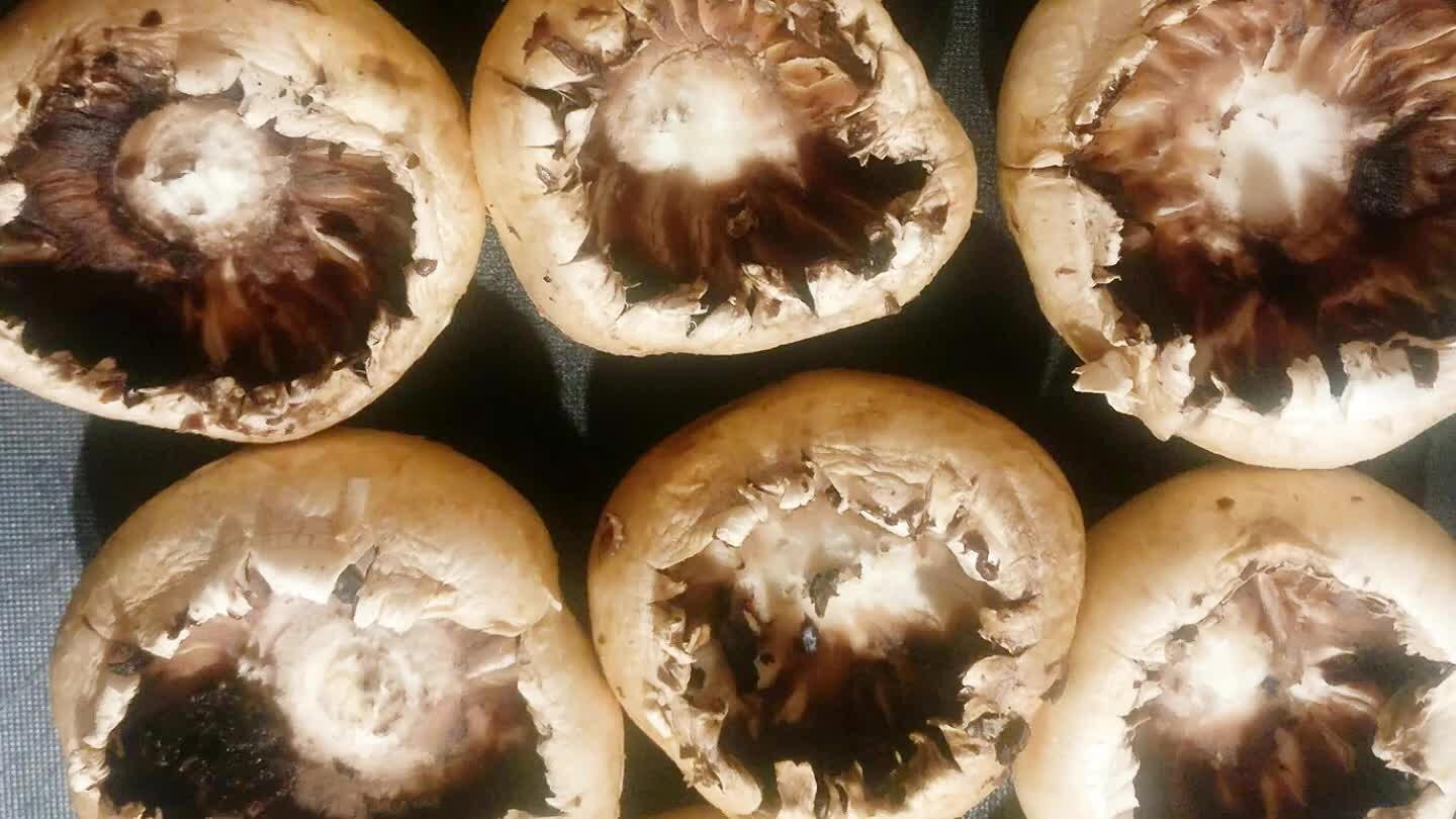 y lo reservo para usarlo en el relleno. Salpimento el interior de los champiñones