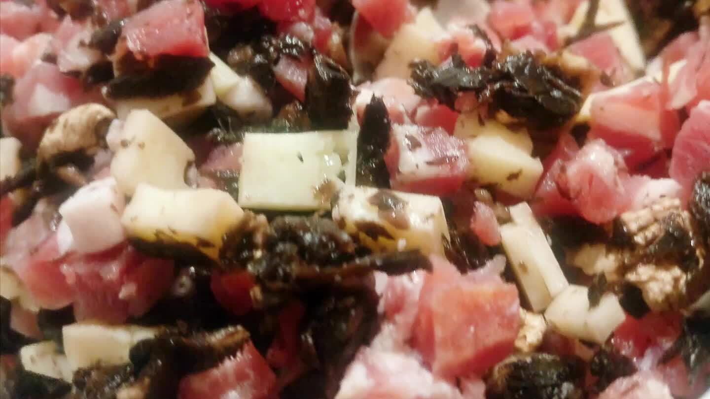 lamos todo bien. Luego rellenamos los champiñones. Horneamos 20 min a 150°. Se puede añadir queso por encina y gratinarlo, eso ya al gusto de cada uno.