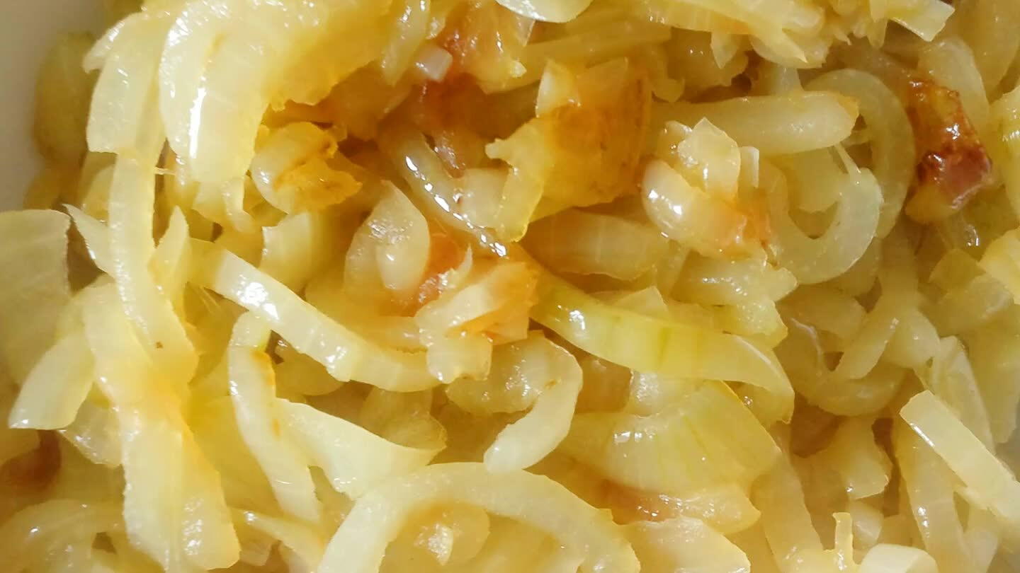 izada, reservala. Cortar pequeño los ajos y los pimientos en juliana y sofreirlos, añadir el vino, deja cocer hasta que el vino se evapore y añade el tomate cortado en trocitos y sofrie hasta que se desazga. Cuando este listo añadirle la cebolla y mezclarlo todo. Reserva hasta que montemos la empanada.
