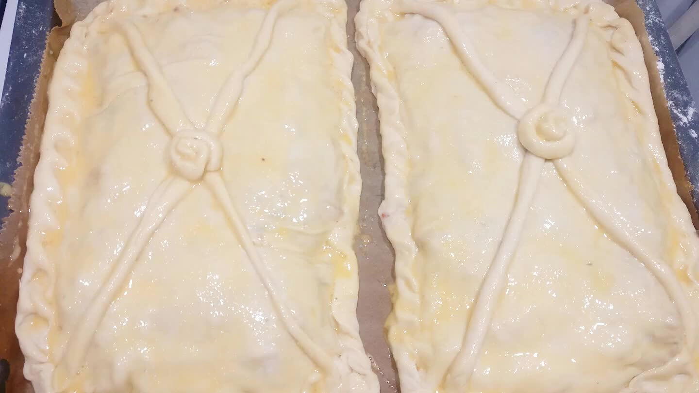 0°), batimos el huevo que teniamos y con un pincel de cocina pintamos toda la masa. Para hornear, primero ponemos la bandeja en una parte media-baja 20 min a 180°, luego la subimos la bandeja al medio y dejamos otros 20 min a la misma temperatura.