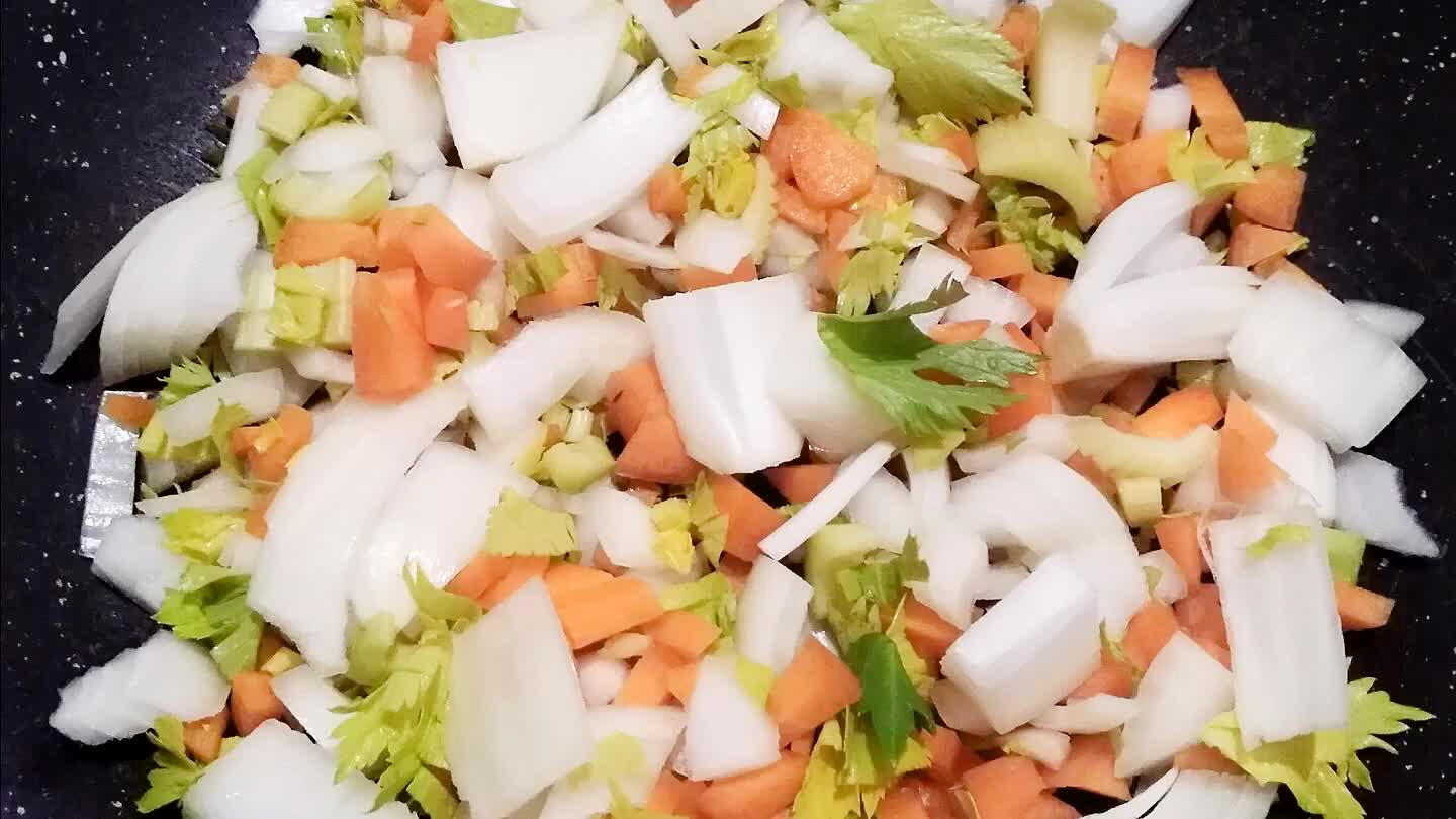 dano in foglia e una piccola carota...successivamente adagiamo un peperoncino rosso , una manciata di pepe nero in grani e qualche granello di sale grosso con due o tre cucchiai di olio EVO...