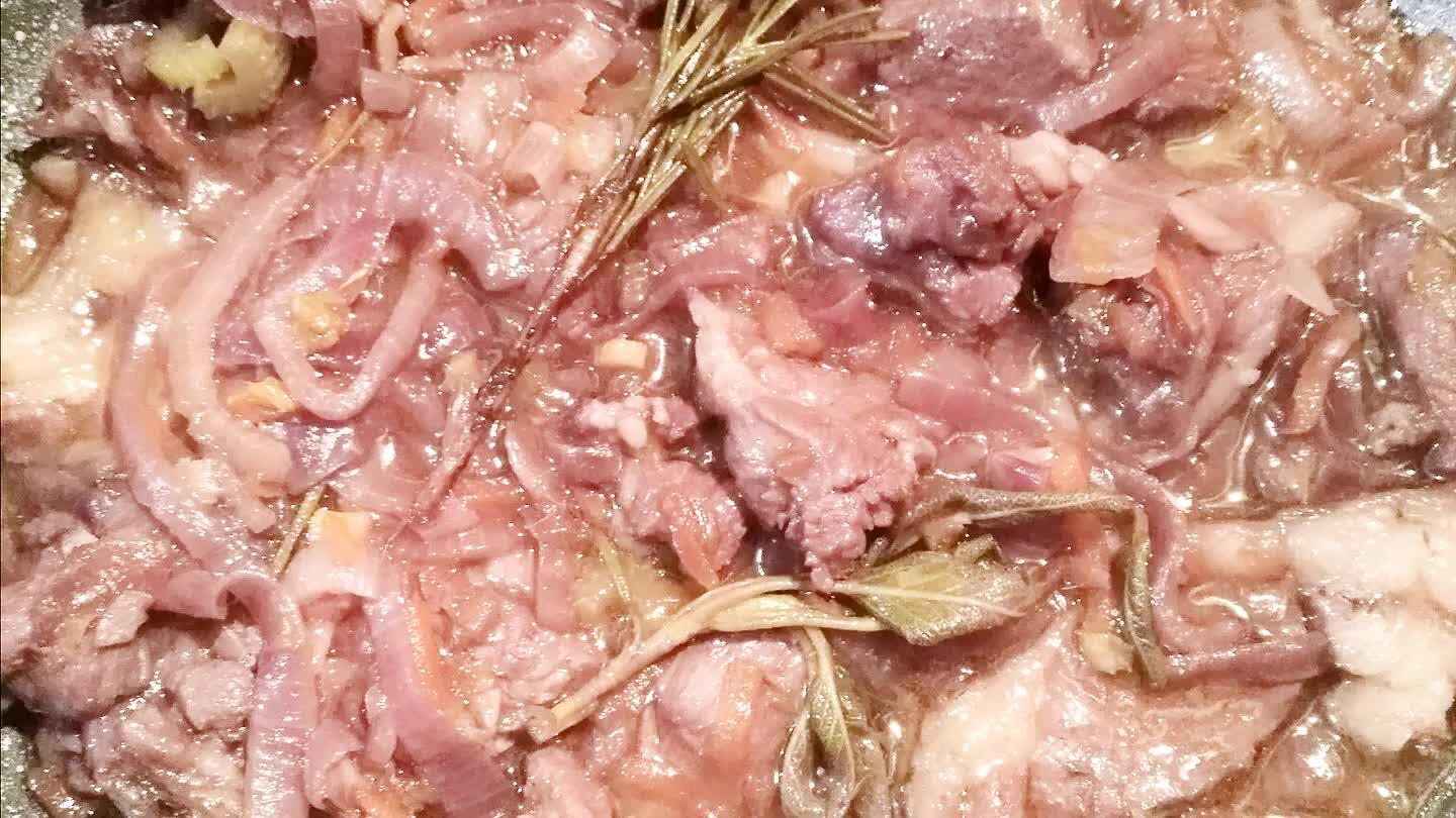 isca...se si nota che si sta asciugando troppo aggiungiamo un'altra mezzo bicchiere di vino rosso...continuiamo per un po' la cottura x almeno altri 5 min.