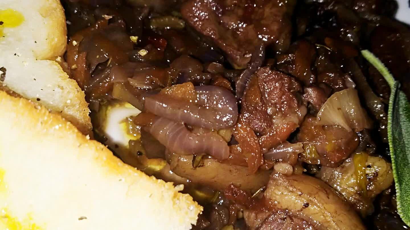 ffermo del giorno prima con un filo d'olio e una spolverata di pepe nero...una foglia di salvia e tre piccoli pomodorini...