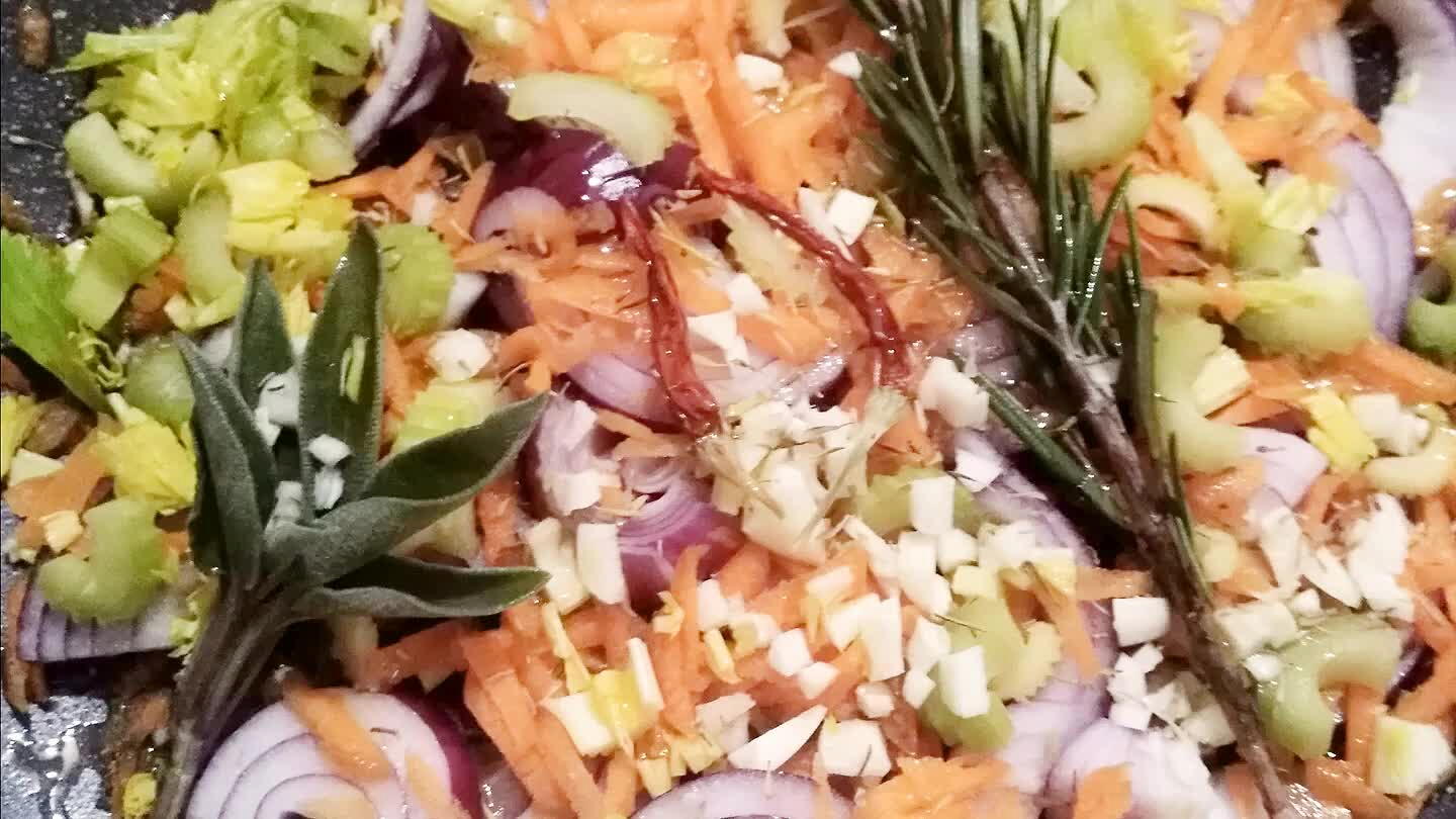 re con la rosolatura dei componenti ... Tritiamo perciò il sedano la cipolla la carota lo spicchio d'aglio e adagiamo gli aromi quali un rametto di rosmarino un rametto di salvia i peperoncini e il timo...aggiungiamo un pizzico di sale grosso...mettiamo il coperchio e iniziamo a rosolare a fuoco medio x circa 3 min. mescolando ogni tanto...