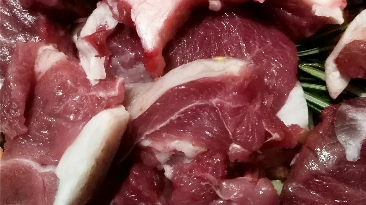 sul soffritto, salare e continuare la cottura x almeno 10 min. sempre ricordandoci di mescolare di tanto in tanto...
