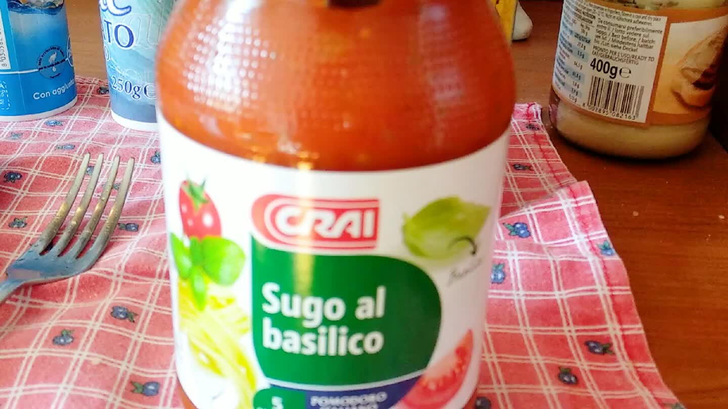 lizei este molho pomodoro de manjericão mas você pode melhorar o molho adicionando cebola, cenoura, cheiro verde e etc). Ao final adicione o macarrão e misture bem.