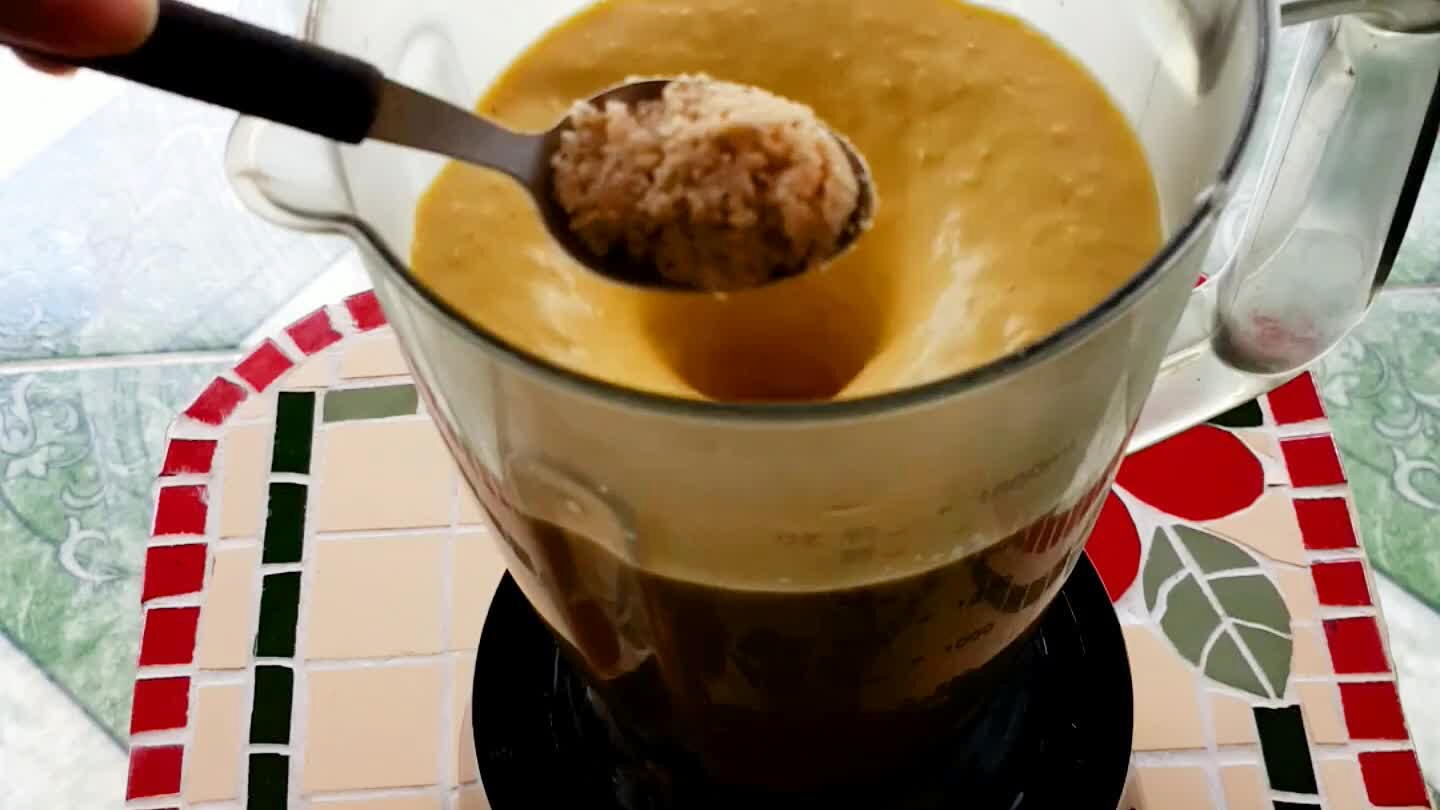 osto de cada um) bater até triturar bem o milho, adicione a farinha e por último o fermento em pó só dando uma pulsada no liquidificador;
