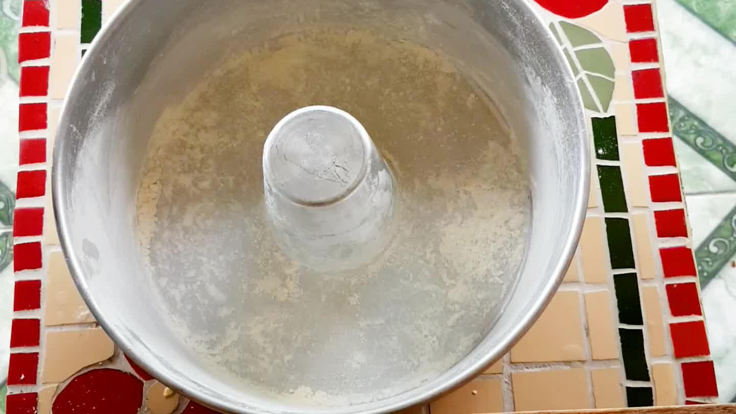 rir o recheio; recheio: pique o presunto, a mussarela, salsinha e cebolinha e o orégano, misture bem, coloque na forma e por cima o restante da massa, decore com parmesão ralado. Forno de 35 a 40 minutos a 180graus.