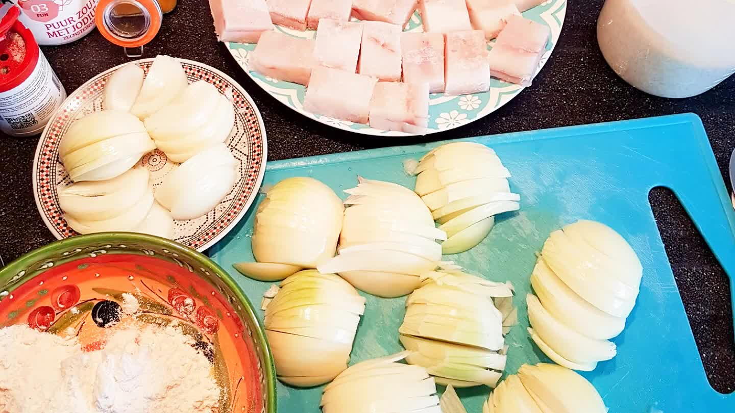 e dun) Bak 4 uien met wat zout zacht en haal ze uit de pan.