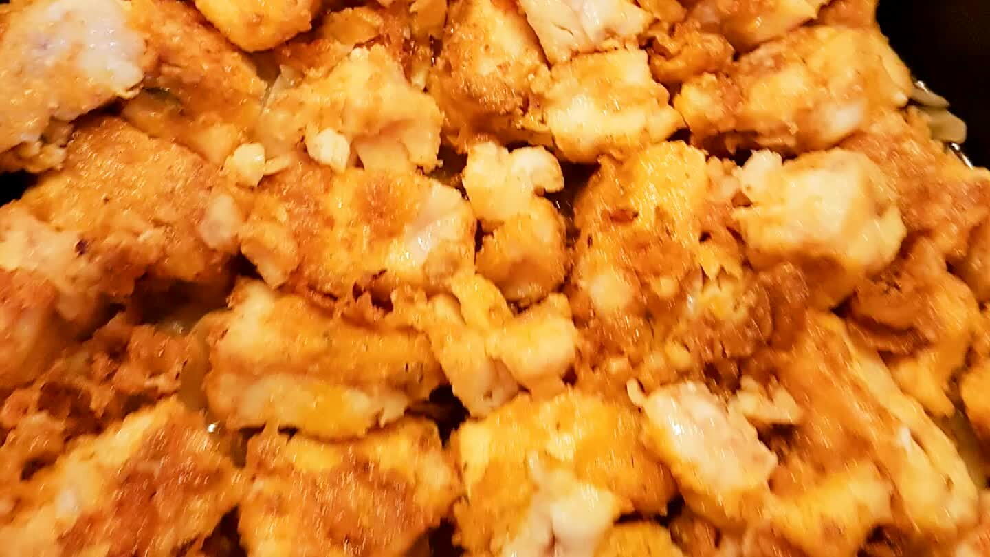 , schep er 2 el olie van de gebakken vis bij. Leg de gebakken vis hierboven open besprenkel weer met peper,zout, turmeric en viskruiden. Voeg ook weer een lepel zout, peper,viskruiden en turmeric plus 2 el olie van de gebakken vis aan de uitgelekte rijst en meng het goed door elkaar. stort de rijst bovenop de vis in de pan.