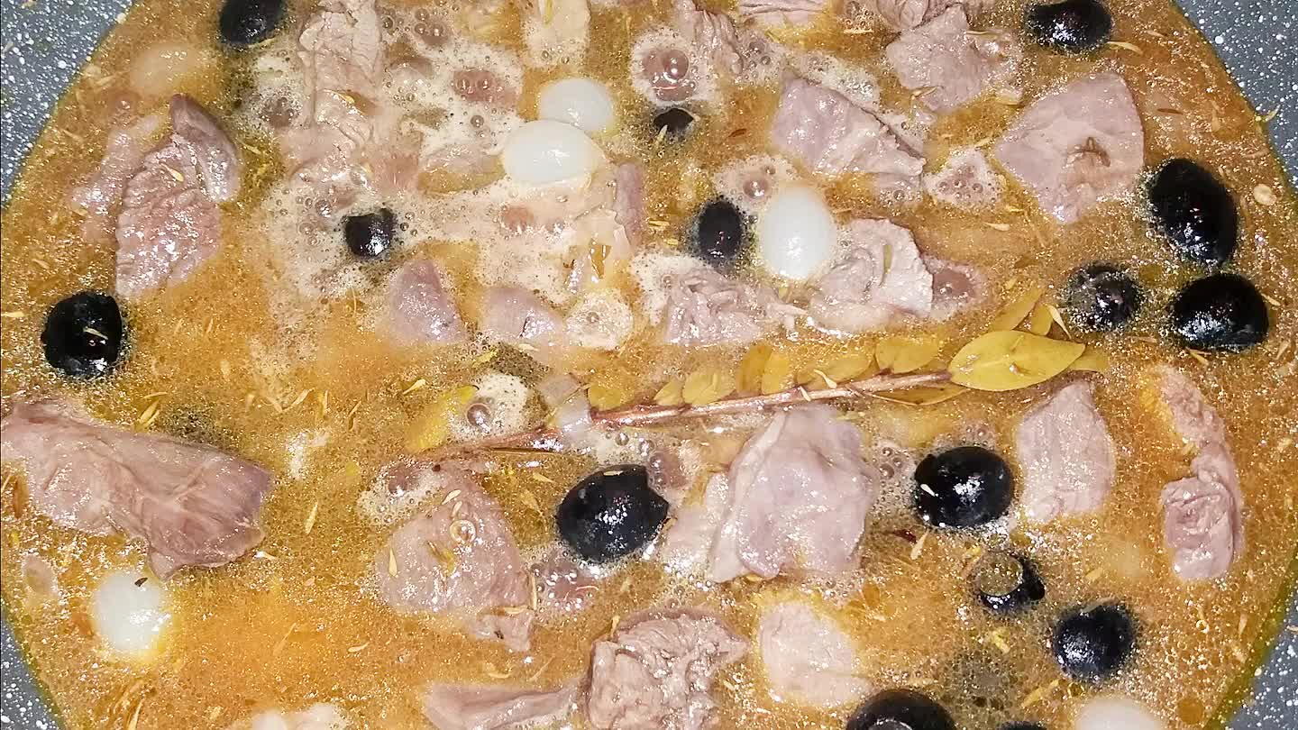 rricchire i sapori ...ricopriamo e aumentiamo un po' di piú la fiamma ...