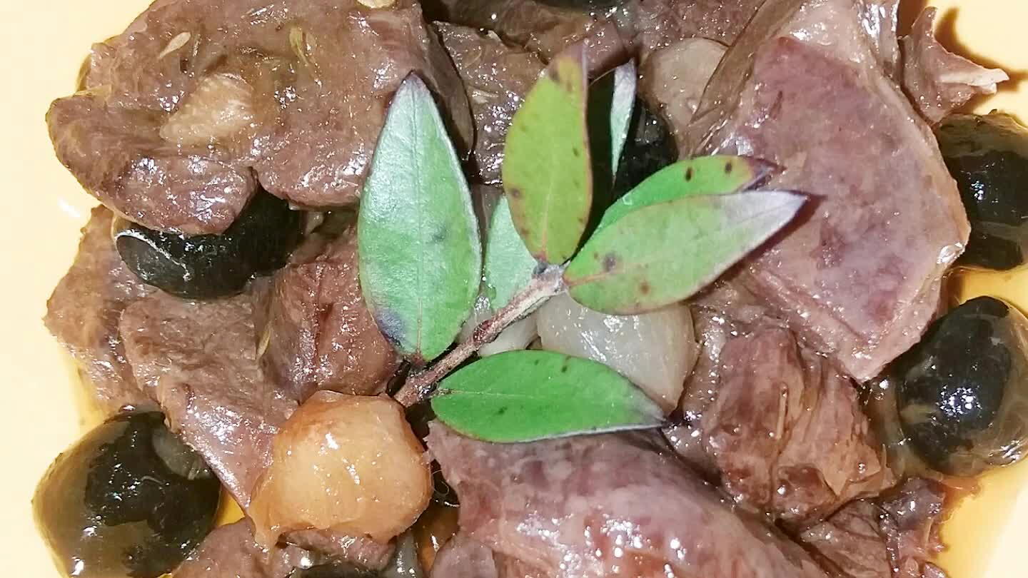nando il piatto con del pane Carasau e del buon vino rosso ...buon appetito !!!